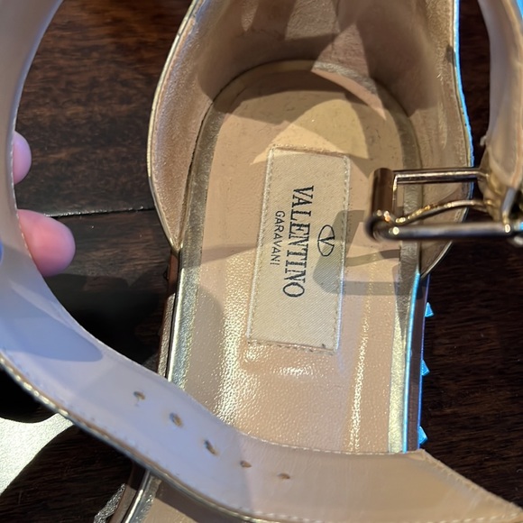 Valentino Garavani Metallic Leather Flat Sandals - Picture 5 of 6